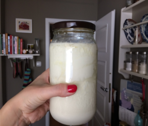 Domowy jogurt w szklanym słoiku